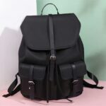 Sac à dos femme style vintage noir avec un fond blanc, vert, rose