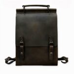 Voici le sac à dos indispensable pour tous ceux qui ont le sens du style ! Ce sac à dos cartable vintage en cuir est original, tendance et confortable, parfait pour transporter tous vos objets essentiels avec style. Son design polyvalent permet de l'habiller ou de le décontracter, ce qui le rend parfait pour toutes les occasions. Son style élégant et classique est chic et intemporel.