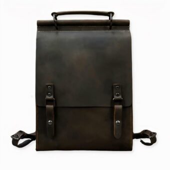 Voici le sac à dos indispensable pour tous ceux qui ont le sens du style ! Ce sac à dos cartable vintage en cuir est original, tendance et confortable, parfait pour transporter tous vos objets essentiels avec style. Son design polyvalent permet de l'habiller ou de le décontracter, ce qui le rend parfait pour toutes les occasions. Son style élégant et classique est chic et intemporel.