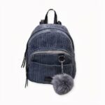 Découvrez cet adorable sac à dos femme petit format velours côtelé, et jouez la carte de la douceur. Aussi pratique que chaleureux, il vous assurera une allure féminine quotidiennement. Agréable au touché et à l’œil, vous ne pourrez plus vous en passer !