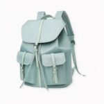 Découvrez ce sac à dos femme style vintage aussi beau que pratique. Conçu en nylon, il est ainsi imperméable et de plus, très léger. De plus, sa contenance vous permettra d'y glisser facilement un ordinateur, une tablette ou encore, quelques livres.
