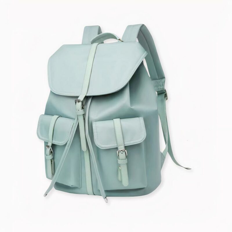 Découvrez ce sac à dos femme style vintage aussi beau que pratique. Conçu en nylon, il est ainsi imperméable et de plus, très léger. De plus, sa contenance vous permettra d'y glisser facilement un ordinateur, une tablette ou encore, quelques livres.