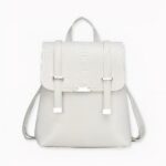 Découvrez cet élégant sac à dos femme embossé python irisé embossé python, qui apportera style à toutes vos tenues quotidiennes. Réalisé en simili cuir vegan, son design structuré et sa contenance, font de ce sac un compagnon idéal pour la femme active d'aujourd'hui. Son tissu en polyester est doux et léger, ce qui le rend très confortable à porter.