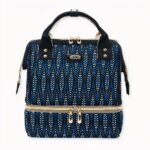 Ce sac à dos avec poche isotherme est fait pour les jeunes mamans modernes. Le sac possède une poche inférieur isotherme et de multiples poches à l'intérieur pour transporter tout ce dont vous avez besoin pour votre enfant. Ce sac comprend également une interface USB pour brancher votre téléphone à une batterie externe.