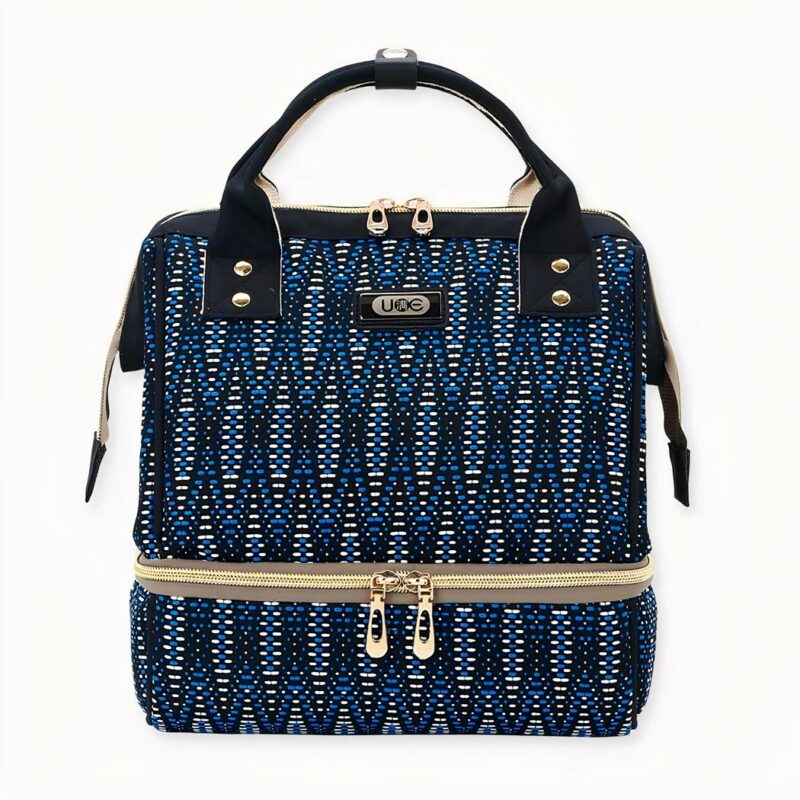 Ce sac à dos avec poche isotherme est fait pour les jeunes mamans modernes. Le sac possède une poche inférieur isotherme et de multiples poches à l'intérieur pour transporter tout ce dont vous avez besoin pour votre enfant. Ce sac comprend également une interface USB pour brancher votre téléphone à une batterie externe.