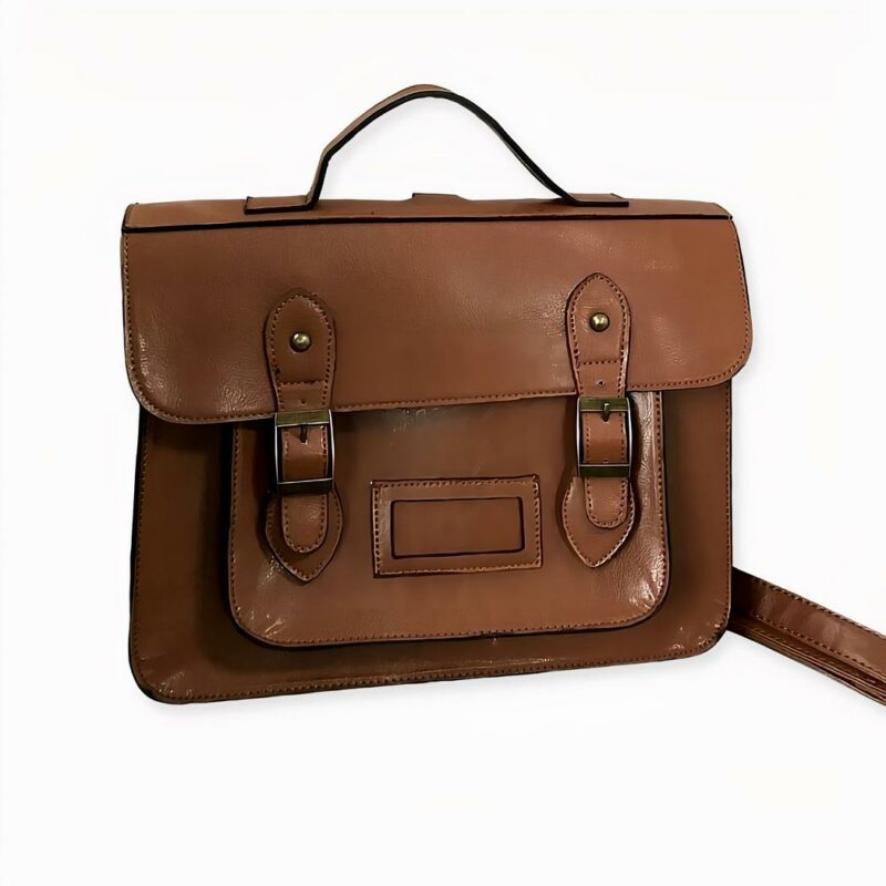 Un magnifique sac à dos cartable vintage, comme les anciens cartable d'école ou les pote documents des hommes d'affaires. Ce sac peut se porter sur le dos, à la main, ou en bandoulière avec sa sangle amovible et réglable.