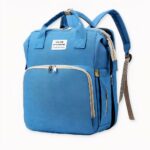 Ce sac à dos lange bébé révolutionnaire se transforme en lange pour changer les couches de votre bébé. Vous pouvez maintenant l'allonger à tout moment et le changer partout. Ce sac a de nombreuses poches et trois poches à biberons à l'avant avec isolant pour garder la température. Le sac est imperméable et toute la doublure amovible est lavable.