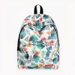 Un sac à dos motif tropicaux imprimé de motifs à feuilles tropicales. Un sac d'école ou de voyage avec des bretelles ajustables pour s'adapter aux enfants et aux plus grands.