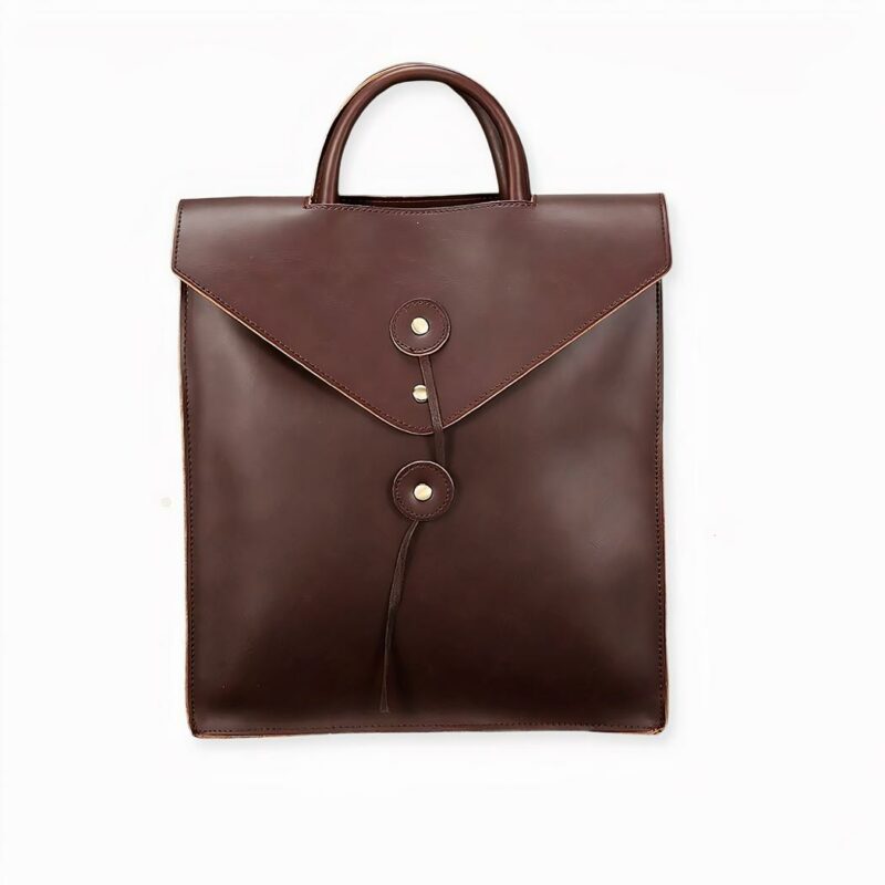 Un sac à dos enveloppe qui se ferme comme une enveloppe vintage. Un sac à l'allure rétro et à la fois moderne. Ce sac peut se porter à la main, en bandoulière ou en sac à dos avec des bretelles amovibles et ajustables.