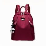 Découvrez ce charmant sac à dos femme citadin et décontracté, aussi beau que pratique pour vous accompagner dans votre quotidien. Sa grande capacité vous permettra d'y glisser votre nécessaire de travail, de cours ou encore, vos affaires de sport. De plus, sa matière imperméable protègera le contenu de votre sac en cas de pluie.