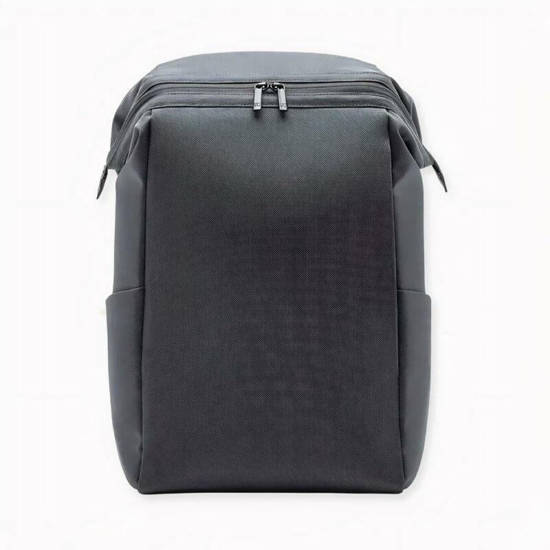 Découvrez ce sac à dos structuré minimaliste au design épuré et structuré, idéal pour tous les jours : au travail, en cours ou encore pour aller au sport. Sa grande contenance de 20L vous permettra de ne pas faire de concession et d'emporter avec vous tout votre nécessaire, comme votre ordinateur (jusque 15 pouces).