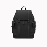 Sac noir à rabats sur fond gris clair