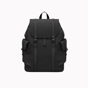 Sac noir à rabats sur fond gris clair