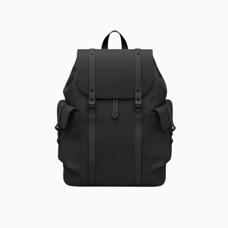 Sac noir à rabats sur fond gris clair