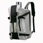 Ce sac à dos de sport multifonction peut se porter de différentes manières, en sac à dos, à l'épaule ou en bandoulière grâce à sa sangle. C'est un sac moderne, design et pratique qui possède également un compartiment pour ordinateur. Ce sac peut contenir tout ce dont vous avez besoin.