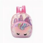 Découvrez ce scintillant sac à dos enfant à sequins licorne, qui sera un adorable compagnon pour votre enfant. Féérique, ce merveilleux sac, lui permettra de transporter son petit nécessaire pour l’école ou encore d’apporter ses jouets avec lui !
