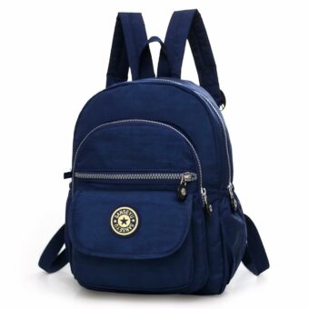 Sac à dos petit format en nylon bleu avec un fond blanc