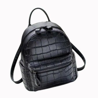 Petit sac à dos en similicuir effet crocodile noir avec une poche à l'avant et deux bretelles réglables. Sur fond blanc.