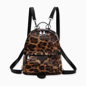 Un petit sac à dos en similicuir imprimé léopard très tendance. Ce petit sac est très pratique et vous permettra d'emporter avec vous le strict nécessaire pour votre journée. À porter en bandoulière, à l'épaule ou en sac à dos, il apportera la touche finale à votre style.