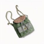 Découvrez cet élégant sac à dos femme petit format matelassé, aussi pratique que joli, il apportera une touche résolument chic et mode à toutes vos tenues. Un indispensable de toutes celles qui souhaitent avoir un sac à dos délicat et féminin.