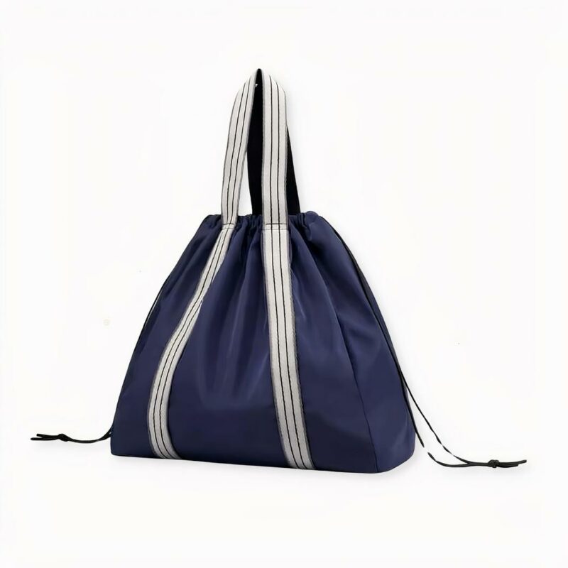 Un sac à dos de Yoga de sport moderne et épuré. Ce sac est imperméable grâce à sa matière en nylon et il est léger comme une plume. Un sac d'une grande capacité qui vous permettra de transporter toutes vos affaires de sport. Le sac se ferme grâce à des cordons.