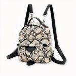 Un petit sac à dos en similicuir imitation serpent très tendance. Ce petit sac est très pratique et vous permettra d'emporter avec vous le strict nécessaire pour votre journée. À porter en bandoulière, à l'épaule ou en sac à dos, il apportera la touche finale à votre style.