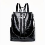 Découvrez ce sac à dos au style citadin, qui vous séduira grâce à sa praticité et son style élégant. Réalisé en similicuir embossé façon crocodile, il apportera une touche mode à vos tenues. Sa capacité vous permettra d'avoir toujours avec vous votre nécessaire quotidien.