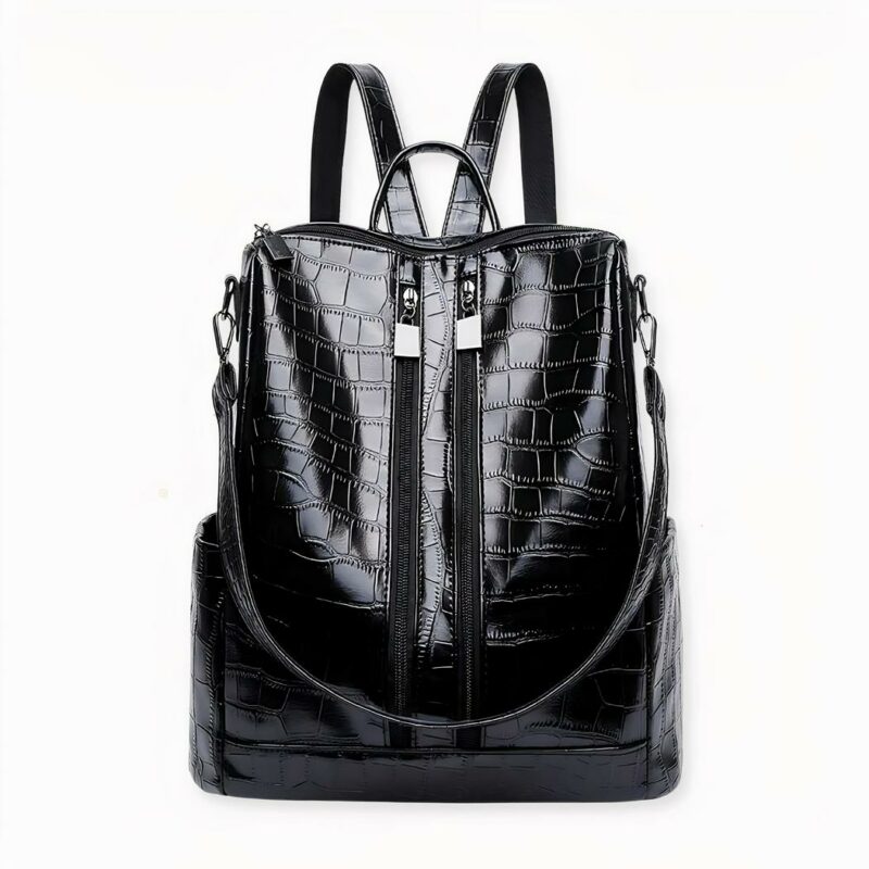 Découvrez ce sac à dos au style citadin, qui vous séduira grâce à sa praticité et son style élégant. Réalisé en similicuir embossé façon crocodile, il apportera une touche mode à vos tenues. Sa capacité vous permettra d'avoir toujours avec vous votre nécessaire quotidien.