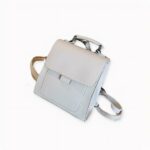 Découvrez ce Sac à dos femme petit format lignes épurées, l’accessoire indispensable pour les nomades. Son style minimaliste et épuré vous permettra de le marier facilement avec vos tenues. Ses anses modulables vous permettront de le porter aussi bien au dos qu'à l'épaule.