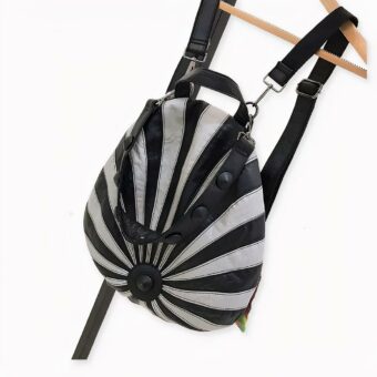 Un joli sac à dos rond vintage. Vous pouvez porter ce sac de différentes façons : à la main, à l'épaule ou sur le dos. Ce sac n'a qu'un seul compartiment avec deux poches à l'intérieur.
