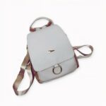 Ce sac à dos en similicuir vintage deviendra votre sac préféré et s'accordera avec tous vos looks. Ce sac se compose d'une grande poche à fermeture éclaire, une petite poche à l'avant et une poche dans le dos.