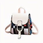 Un petit sac à dos vintage multicolore, à la fois vintage et moderne. Les motifs de ce sac sont des jeux de carrés de couleurs qui font penser au design Mondrian. Un sac définitivement mode et pratique.