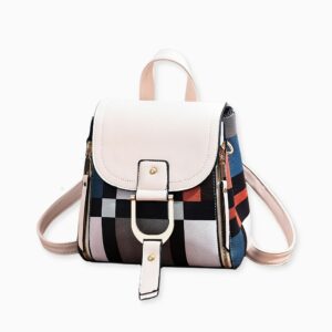 Un petit sac à dos vintage multicolore, à la fois vintage et moderne. Les motifs de ce sac sont des jeux de carrés de couleurs qui font penser au design Mondrian. Un sac définitivement mode et pratique.