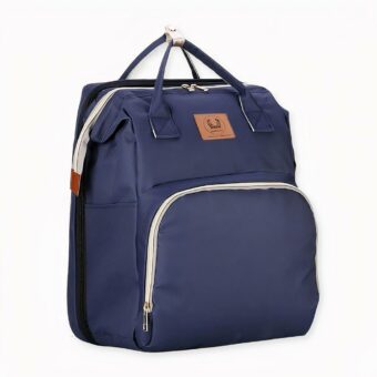Découvrez ce sac à langer bébé transformable pour changer les couches de votre bébé. Vous pouvez maintenant l’allonger à tout moment et le changer partout. Ce sac a de nombreuses poches et trois poches à biberons à l’avant avec isolant pour garder la température. Ce sac incroyable, il est léger, il pèse moins d'un kilo, vous permettant de le transporter facilement avec vous.