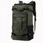 Ce sac à dos de voyage grande capacité est parfait pour les voyages de quelques jours. Le sac est disponible en deux capacités, 40 et 50 litres. Le sac en 40 litres s'ouvre sur le côté et celui en 50 litres s'ouvre intégralement. Un sac multi-fonction et multi-porté avec de nombreuses poches.