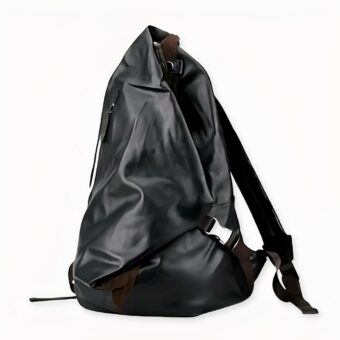 Sac à dos en similicuir souple noir avec un fond blanc