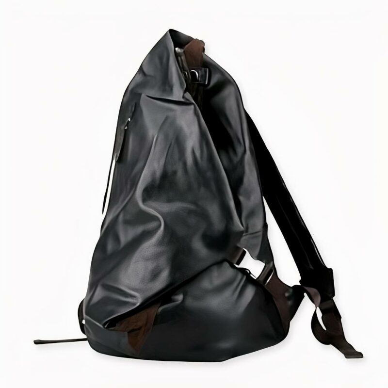 Sac à dos en similicuir souple noir avec un fond blanc