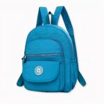 Sac à dos petit format en nylon, couleur bleu, bonne qualité et très tendance.
