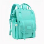 Élégant et moderne, ce sac à dos bébé plaira aux mamans stylées. Il adopte un design compact pour un port facile. Le sac possède toutefois des poches et un espace suffisant pour transporter tous les soins de bébé. Un port de chargement USB est aussi de la partie pour recharger votre smartphone en cours de route.