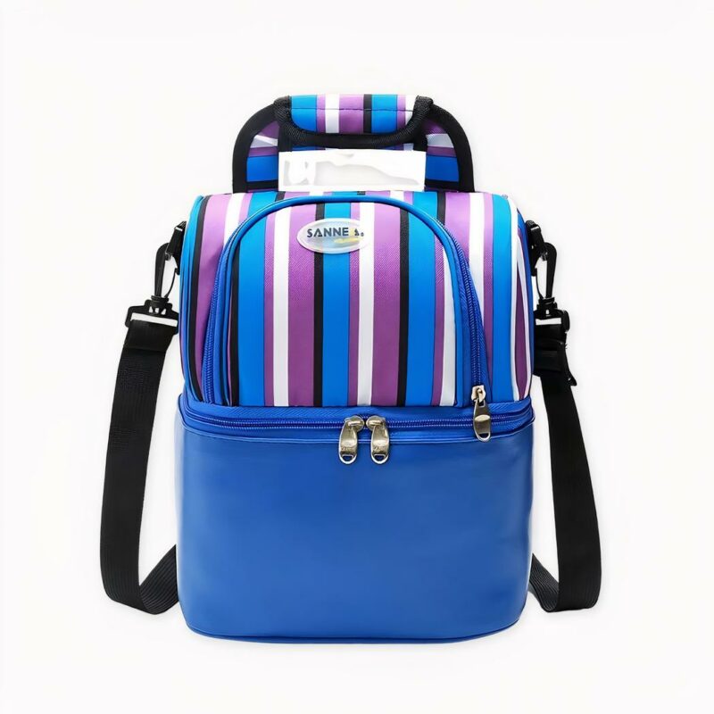 Découvrez ce joli sac à bandoulière simple et pratique spécialement conçu pour conserver et transporter vos nourritures à l'occasion d'un pique-nique ou d'une randonnée. Équipé d'une double couche, ce sac isotherme préservera la fraîcheur de vos aliments et boissons.