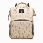 Vous emmenez bébé en voyage ? Équipez-vous de ce sac à couches grande capacité pour bébé. Avec son grand compartiment principal et ses nombreuses poches, vous allez pouvoir emporter tous les accessoires et affaires dont va avoir besoin votre bout de chou. Choisissez la couleur qui vous convient !