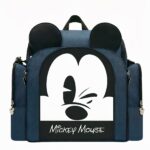 Voici un mignon sac à couches pour les mamans fans de Mickey Mouse. Ce sac à dos Mickey vous accompagnera lors d'une balade ou d'un voyage avec bébé. Avec ses nombreuses poches, emportez tous les affaires et les soins de bébé partout où vous allez.
