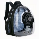 Votre chien sera bien à l'aise dans ce sac à dos de transport transparent pour chien. Parfait pour l'été, il tiendra votre compagnon au frais grâce aux nombreux trous sur la face avant et les côtés. À cela s'ajoute un petit ventilateur pour rendre l'intérieur du sac encore plus confortable lorsqu'il fait chaud.