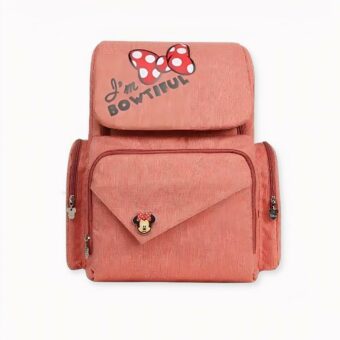 Voici le sac à dos idéal pour les mamans fans de Mickey Mouse. Outre son design sobre et élégant, ce sac à dos bénéficie d'un motif Disney qui lui apporte une touche personnalisée et mignonne. Avec son grand compartiment et ses multiples poches, il sera parfait pour transporter les langes et couches de bébé lors d'un voyage ou d'une balade.