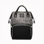 L'imprimé léopard fait actuellement fureur chez les fashionistas. Avec ce sac à langer bébé avec imprimé léopard pour bébé, baladez confortablement avec votre bébé tout en gardant votre style branché. Toutes les affaires de bébé tiendront dans ce sac à dos de grande capacité.