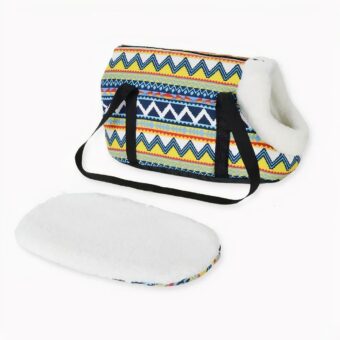 Craquez pour ce joli sac à bandoulière pour chiot et chat classique pour transporter votre chiot ou votre chat. Votre petit compagnon sera confortable et en sécurité dans ce sac dont la couche intérieure est en fausse fourrure ultra douce. Durant vos promenades, il pourra bien profiter de l’air, car sa tête se trouvera dehors.