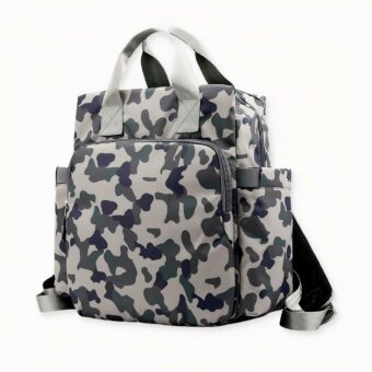 La conception du sac comprend une grande poche principale avec une fermeture à glissière, ainsi qu'une poche avant zippée et une poche arrière pour plus de rangement. Les bretelles sont réglables et confortables, ce qui permet aux parents de le porter facilement.