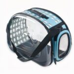 Ce sac de transport transparent pour chien et chat est la solution idéale pour emmener votre chien ou chat en promenade. Avec ses faces transparentes, votre compagnon verra le monde extérieur lors de la balade. Les nombreux trous l'aideront à bien respirer à l'intérieur du sac.