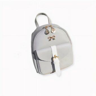 Découvrez notre merveilleux petit sac à dos en simili cuir et ses détails dorés. Avec ses multiples couleurs au choix, il s'adapte au plus proche de votre look pour votre plus grand bonheur. Très pratique pour y ranger ses affaires les plus importantes et essentielles, vous n'allez plus le quitter. On vous prévient tout de suite, vos copines voudront avoir le même !