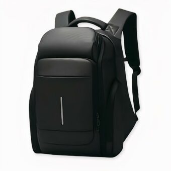 Grand sac à dos de voyage noir en PVC sur fond gris clair.